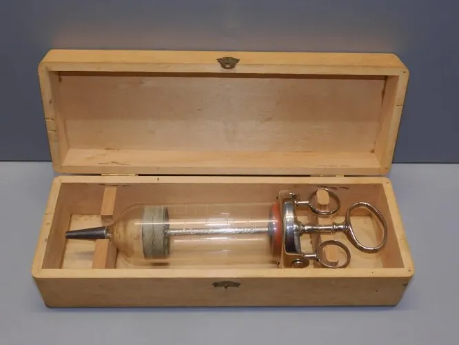 - COFFRET ANCIENNE SERINGUE VERRE A LAVEMENT Gravée GENTILE à PARIS  D