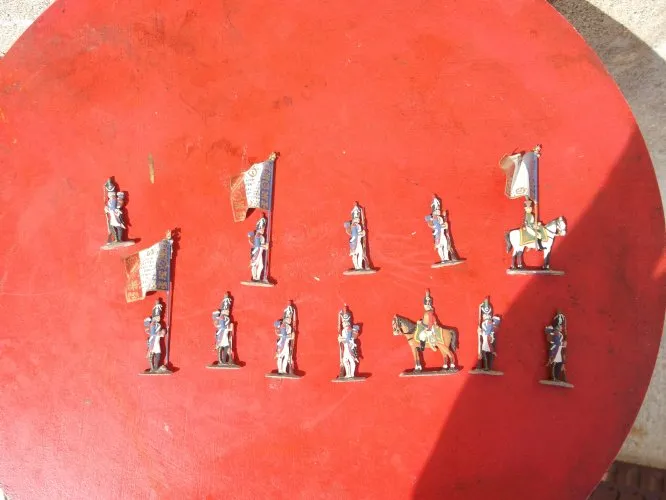 Collection de douze soldats plats d'étain