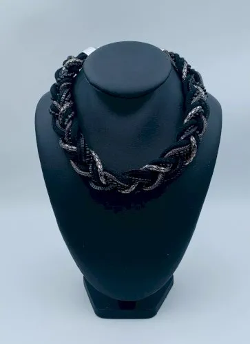 ?COLLIER FANTAISIE TISSU PERLES NOIRES TRESSEES 74 GRAMMES W1276