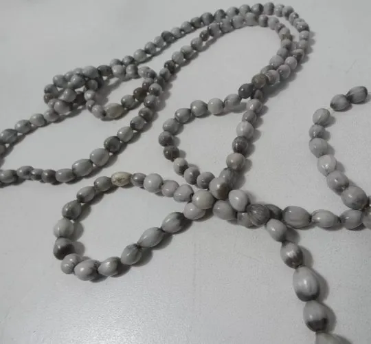 collier sautoir en perles naturelles graines larmes de Job vintage