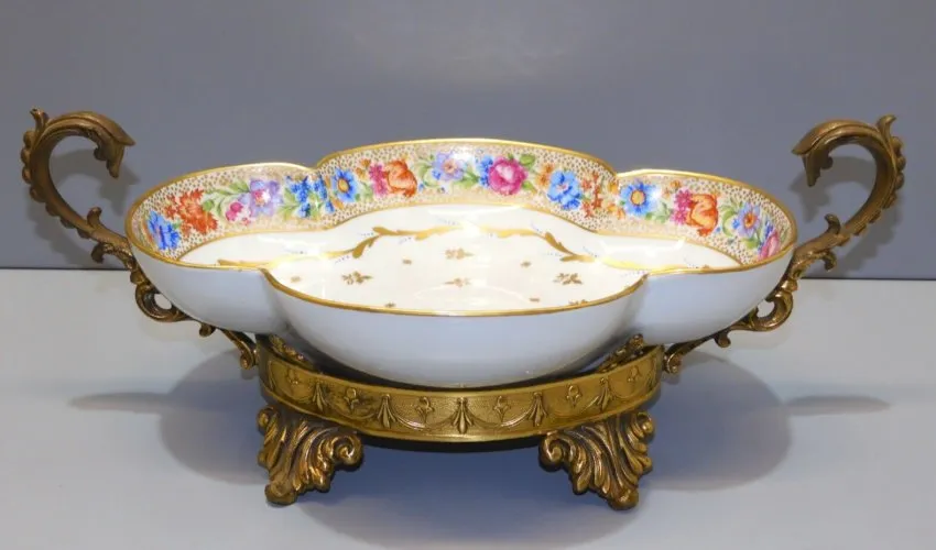 - COUPE PORCELAINE SUR PIED BRONZE COPIE décor XVIIIe Musée du LOUVRE SINEJER D