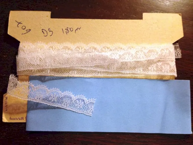 coupon de dentelle mecanique ancienne 1,8 m x 1,3 cm D3