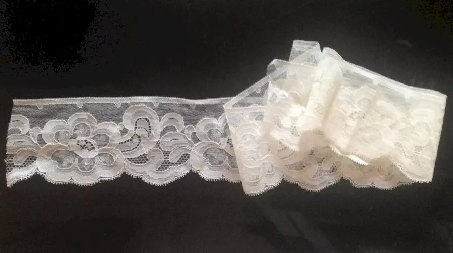 coupon de dentelle mecanique largeur 6,5 cm longueur 1,15 m D15