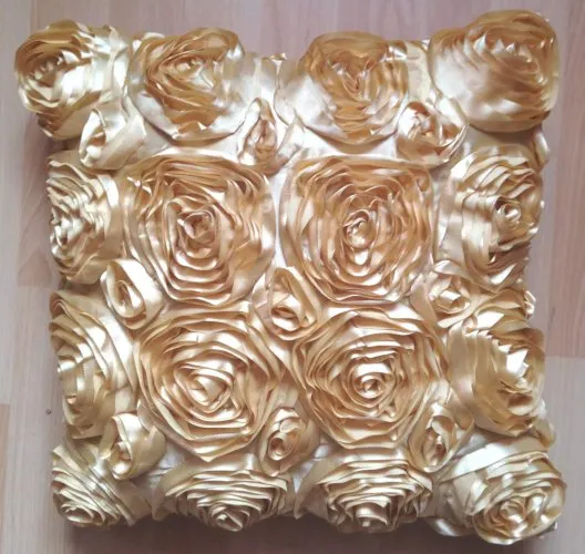coussin decor de roses en relief dimensions 40x40 cm dehoussable (5 disponibles)