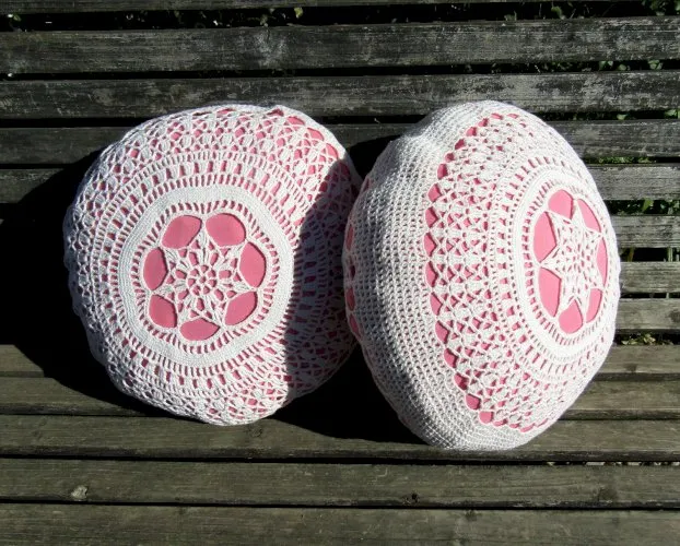 coussins roses au crochet vintage 35cm