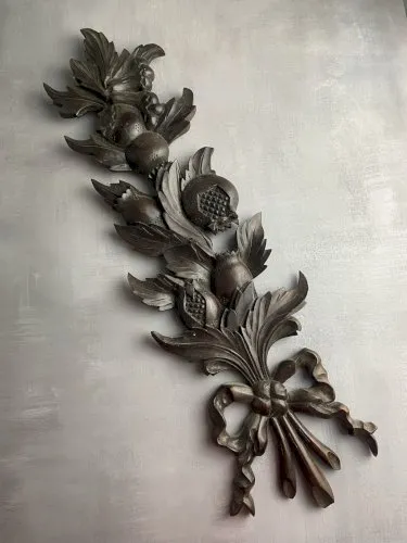Elément décoratif en bois sculpté grenades et ruban sculpture murale signé ~53cm