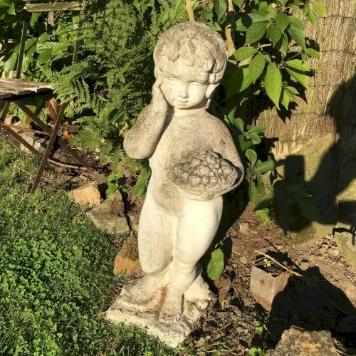 Enfant à la corbeille de fruits en béton