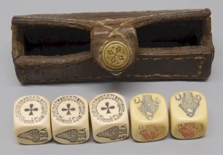 - ETUI CUIR contenant 5 DES A JOUER 3 COMPAGNIE TRANSATLANTIQUE FRENCH LINE  D