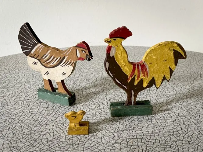 Figurine en bois peint, animaux de la ferme, Coq, poule et poussin