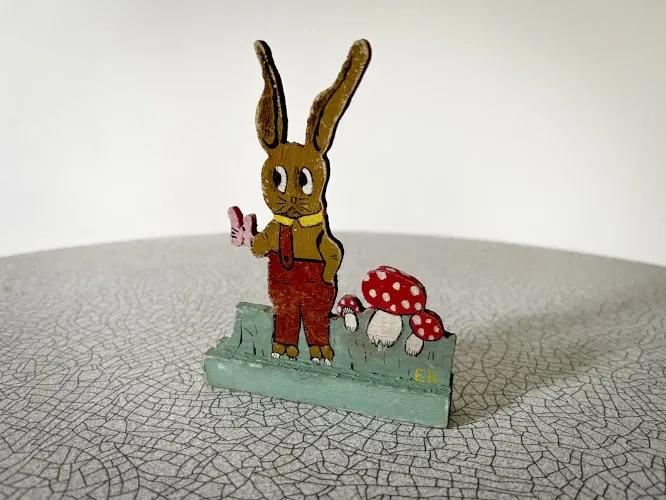 Figurine en bois peint, Lapin aux champignons, jouet ancien français Années 50