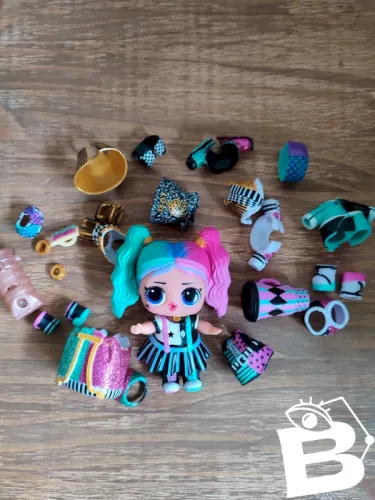 figurine LOL avec accessoires en bon etat