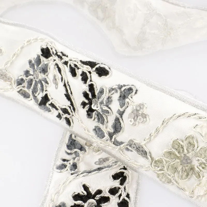 Galon brodé Blanc/gris/noir -