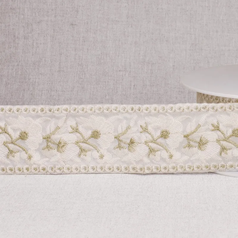 Galon brodé fleurs blanc