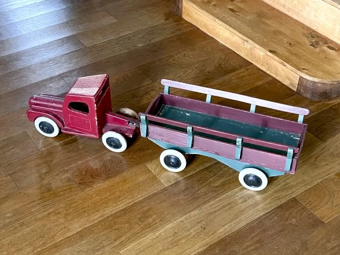 Grand camion en bois avec remorque.