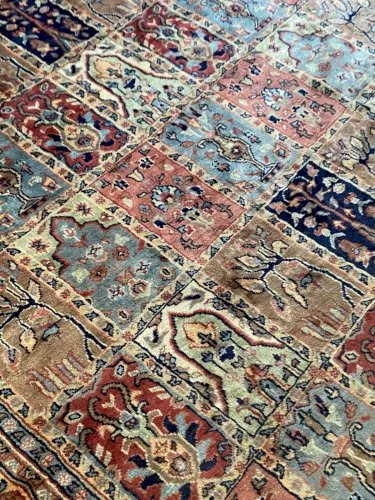 Grand tapis pakistanais en laine entièrement réalisé main à décor de caissons