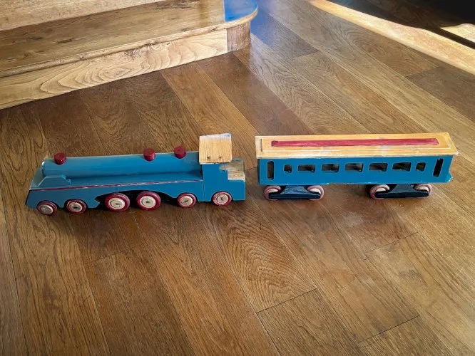 Grand train en bois, locomotive et wagon voyageur, années 50