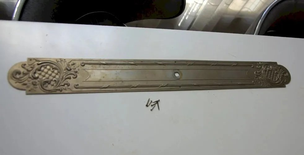 grande plaque de proprete ancienne en laiton argenté hauteur 52,5 cm