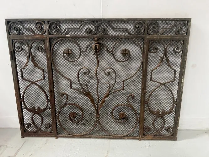 Grille en fer forgé martelé XX siècle