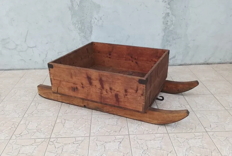 Importante luge à foin en pin