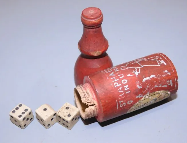 - JEU de COMPTOIR BISTROT MINI BOUTEILLE ST RAPHAEL QUINQUINA & 3 dés collection