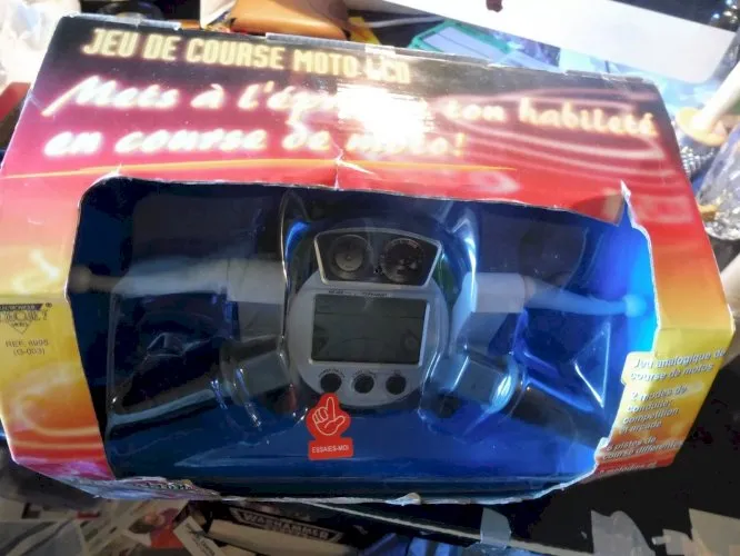 jeu de course moto LCD avec vibration ; neuf boite