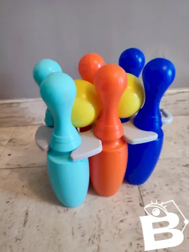 Jeux de bowling avec 6;quilles et deux balles pour enfants en très bon état
