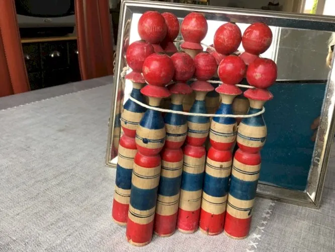 Joli deco Ancien Jeu De 11 Quilles En Bois Tourné années 1950 (2 hauteurs)