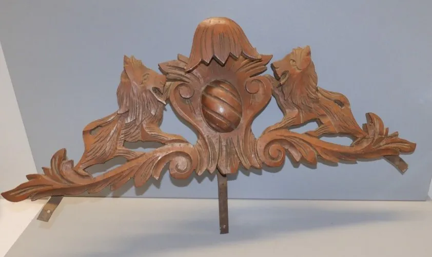 -JOLI FRONTON BOIS avec 2 LIONS SCULPTES BLASON DECO MURS MEUBLE ou AUTRE D