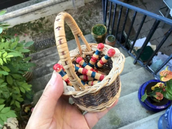 JOLI PETIT PANIER AVEC JEU de QUILLES MINIATURES en BOIS PEINT vers 1950 ancien
