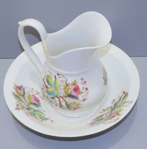 - JOLI SERVICE DE TOILETTE PORCELAINE LOUIS PHILIPPE BROC & CUVETTE FLEURIS  D