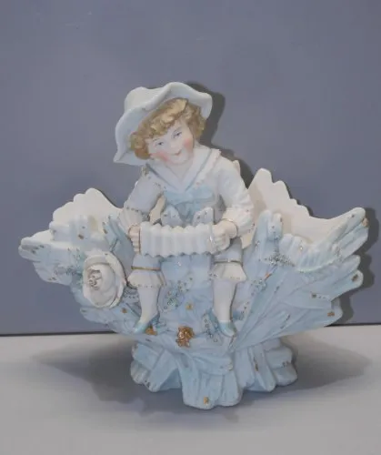 - JOLI VIDE POCHE BISCUIT JEUNE JOUEUR DE BANDONEON BLEU & BLANC VITRINE   D