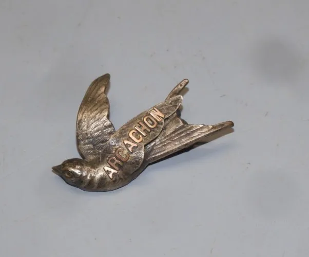 -JOLIE ANCIENNE BROCHE METAL Argentée HIRONDELLE Marquée ARCACHON BIJOU  D