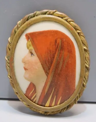 -JOLIE ANCIENNE BROCHE PORCELAINE de LIMOGES SAINTE FABIOLA Tour LAITON  D