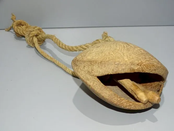 - JOLIE ANCIENNE CLOCHE DE VACHE ou CHAMEAU EN BOIS Djibouti Ethiopie VITRINE D