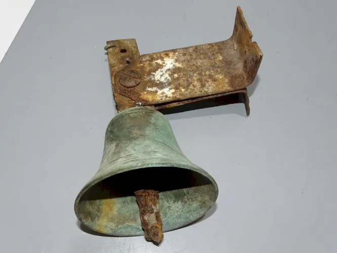 - JOLIE ANCIENNE CLOCHE PORTE D'ENTREE en Bronze avec SUPPORT METAL ROUILLE  D