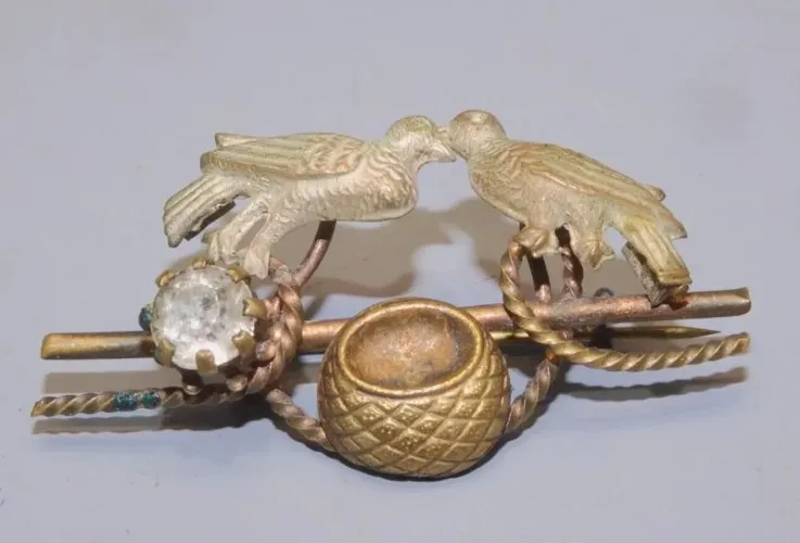 -JOLIE ANCIENNE PETITE BROCHE 2 COLOMBES SUR UN NID METAL ARGENTE BIJOU ANCIEN D