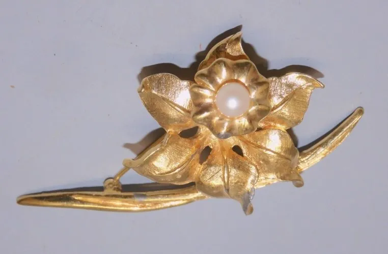 -JOLIE BROCHE FANTAISIE JONQUILLE signée BOUCHER modèle déposé Bijou collection