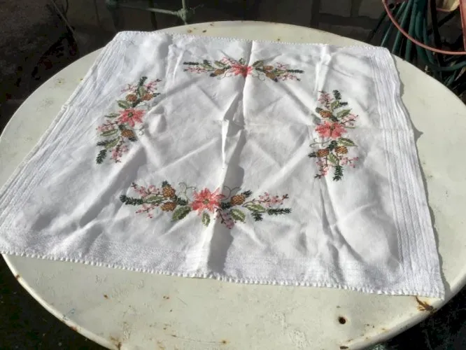 Jolie NAPPE À thé BRODERIE COULEUR carré 76 x 76  TBE