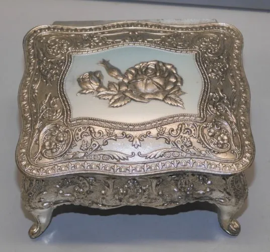 - JOLIE PETITE BOITE A BIJOUX XXe couleur argentée intérieur bas tissu rouge  D