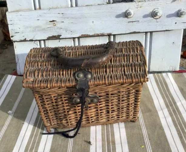 Jouet Ancien joli petit panier couture Ou Pique Nique poupée fillette