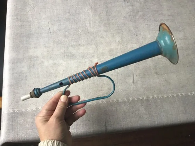 Jouet ancien petite trompette en tôle Peinte : Petite Trompette usures d’usage