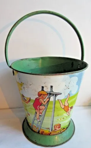 Jouet de plage vers 1950, seau en tôle décoré de jeux divers signé AD, Fer-embal