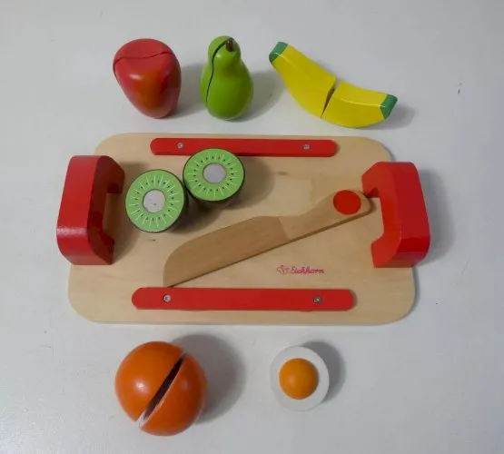 jouet en bois Eichhorn fruits et planche à découper dinette