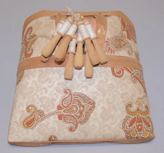 -JOUET PETIT CARREAU de DENTELLIERE années 1950 TOILE CIREE avec 9 FUSEAUX D