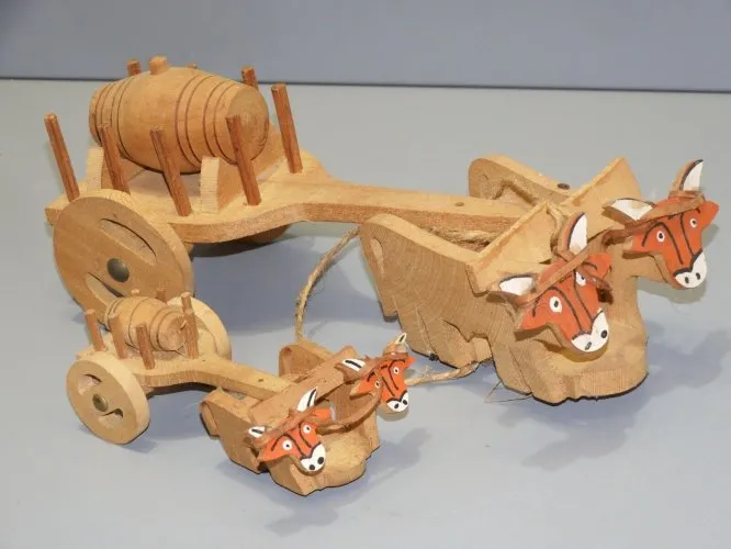 -JOUETS BOIS ANCIENS 2 ATTELAGES AVEC 2 BOEUFS & REMORQUES TONNEAUX COLLECTION D