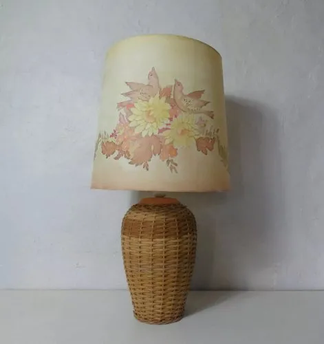lampe en rotin et peinture sur soie vintage