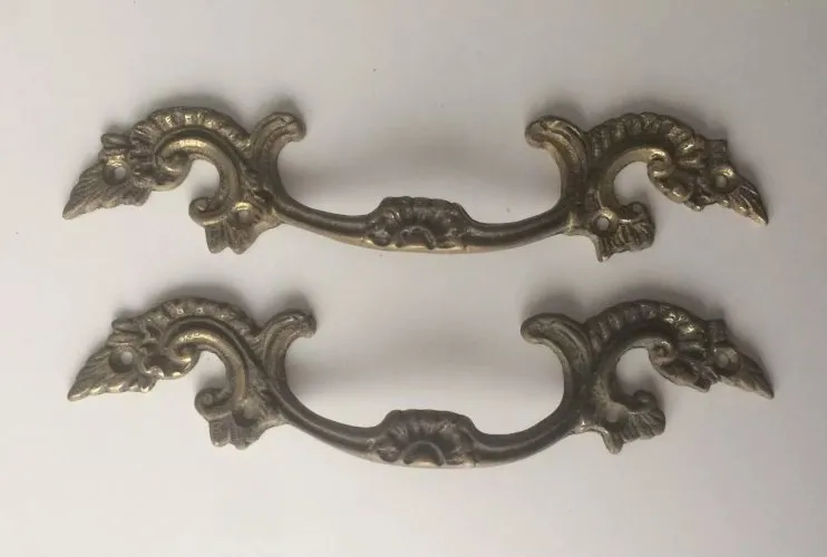 lot 2 grandes poignees de tiroir en bronze style louis XV rocaille larg 17,7 cm