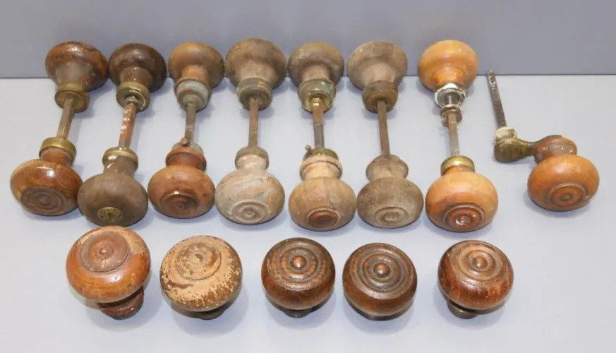 -LOT 7 POIGNEES de PORTE BOIS 1 DECALEE & 5 BOUTONS BOIS JUS de GRENIER D