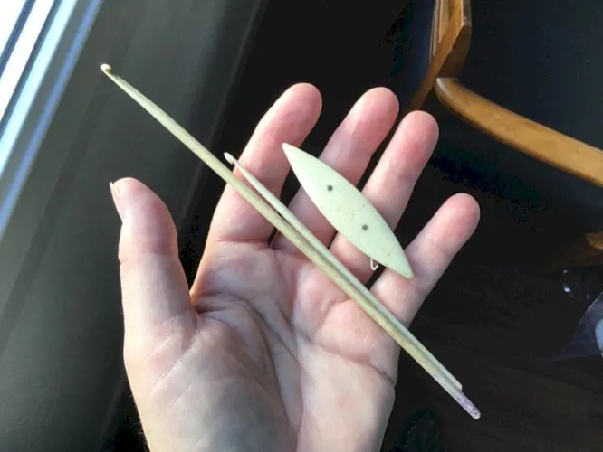 Lot Couture couturière Navette en os & 2 crochets aiguilles XIXe