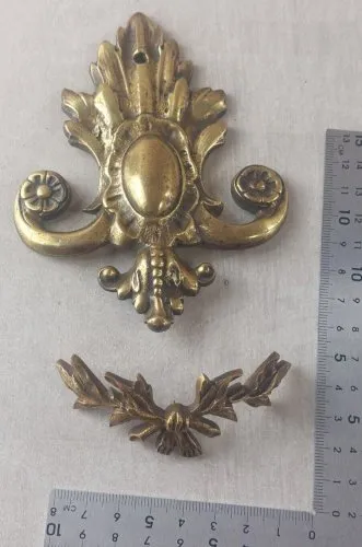 Lot d'anciennes décorations / ornements de meubles, en laiton